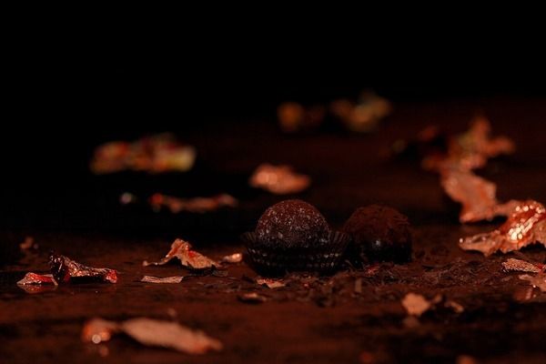 龍魚缸白底黑背效果圖（龍魚缸白底黑背對(duì)色彩的影響）