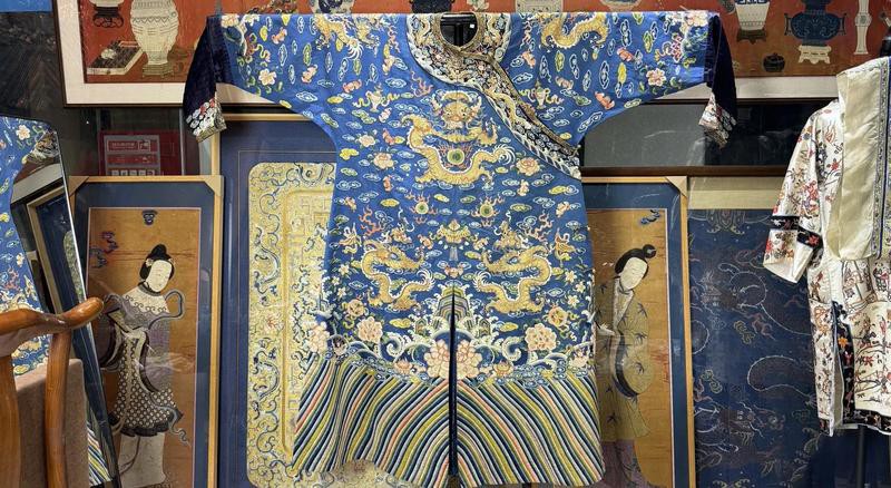 藍底金龍紋樣在哪些文物上出現過？