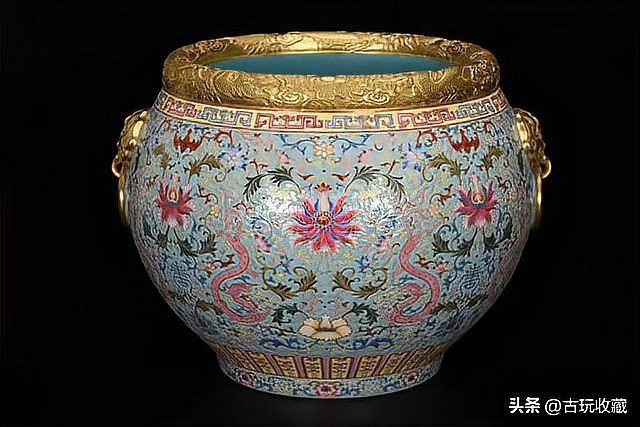 藍底金龍紋樣在哪些文物上出現過？