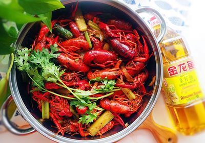 金龍魚吃活小龍蝦：30cm以上的金龍魚，每天2至3條體形稍大的小魚