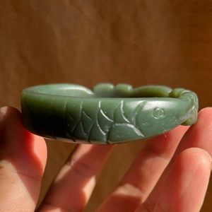 玉金龍魚擺放：玉雕金龍魚手鐲不僅是一件裝飾品，更是一種精神寄托和財富積累