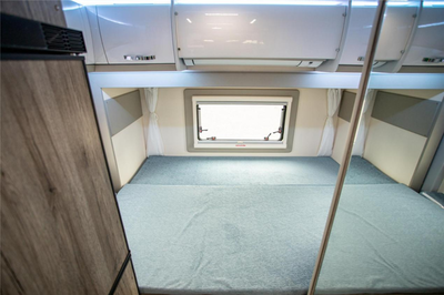 魚缸木頭上的白色棉絮是啥材質做的(魚缸木頭上長白色透明)